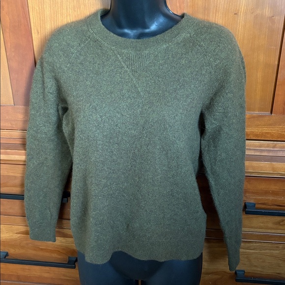 Garnet Hill 100% cashmere moss green sweater - Picture 1 of 6